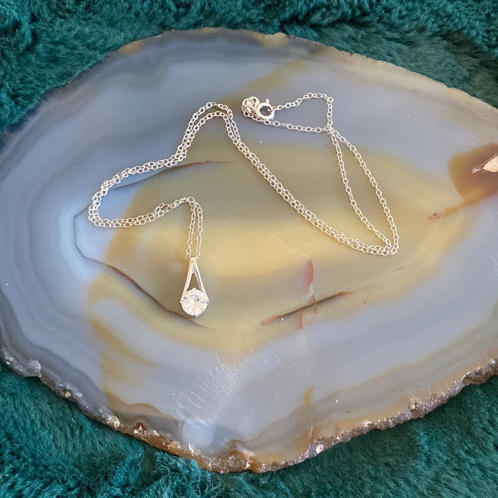 Simple diamond necklace